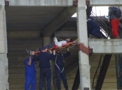 Паркур на заброшенной стройке в Волжском закончился переломами и серьезными травмами для школьника 