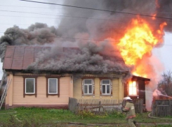 Под Волгоградом при пожаре погибла женщина и пострадал мужчина