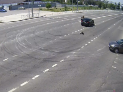 Не уступил дорогу и «влетел» во встречный автомобиль: авария в Волгограде попала на видео
