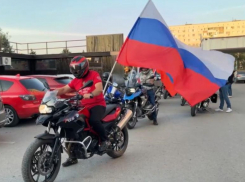 Игорь Воронин на BMW возглавил колонну на мотопробеге в Волжском: видео