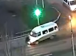 Появилось видео наезда феерично слепого маршрутчика на пешехода в Волжском 