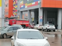 В Волжском экстренные службы работают у ТРК «ПланетаЛето»: эвакуация