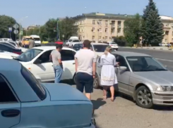 Орущий водитель BMW после ДТП попал на видео в Волжском