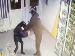 Сотрудник ЧОПа разбил лицо девушке в магазине в Волгограде: возбуждено уголовное дело