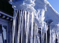 Волгоградцев атакуют гигантские сосульки 