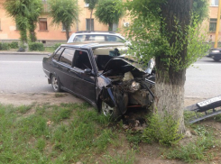 В старой части Волжского столкнулись два автомобиля ВАЗ-21099