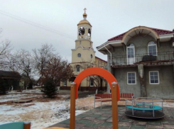 В Волжском Тихоновский приход отмечает тридцатилетие 