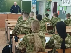 В Волжском кадеты получили важные уроки от инспектора ГИБДД