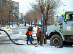 В связи с погодными условиями на дороги Волжского вышла спецтехника