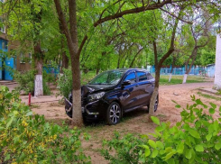 Кроссовер LADA XRAY разбился всмятку во дворе в Волжском