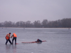 Рыбак едва не утонул в ледяной воде в 7 километрах от берега в Волжском