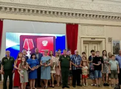 Родным погибших на СВО волжан передали ордена Мужества