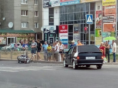 В Волжском у «Гермеса» столкнулись мотоцикл и «тринадцатая»