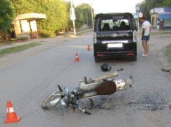 Мотоциклист без прав вылетел в кювет под Волжским