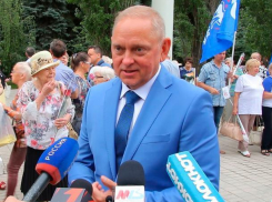  С торжественного митинга первостроителей начался День города Волжского