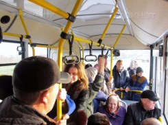 Раем для «прижимальщиков» и карманников назвали новые автобусы волжане