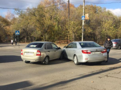 Camry и Kalina не поделили светофор на перекрестке в Волжском