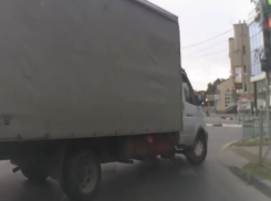 Хамство на грани ДТП: в Волжском «Газель» устроила прогулку по пешеходной дороге
