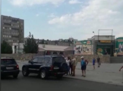 Орущую девушку пытались затащить в иномарку в Волжском