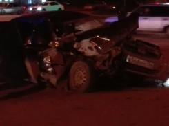 В центре Волгограда столкнулись две иномарки, «Лада-Приора» и «скорая»: есть пострадавшие