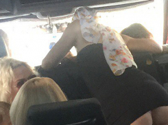 Ультракоротким платьем, полностью обнажившим аппетитную попку, похвасталась волжанка в маршрутке