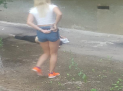 В Волжском мужчина выпал из окна третьего этажа