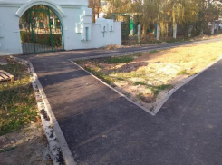 В Волжском взялись за пешеходные дорожки