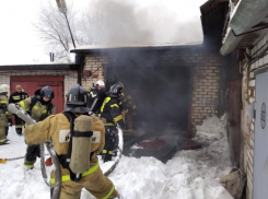 В Волжском пожар случился в подвале гаража: фото