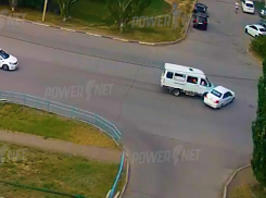 Очередное ДТП с участием такси в Волжском попало на видео