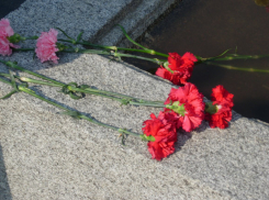 В Волжском вспомнят погибших в Великой Отечественной свечами и цветами