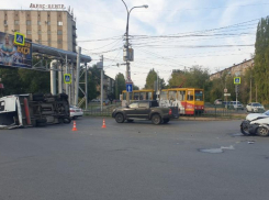 Стало известно о состоянии пострадавших в ДТП с перевернутой маршруткой в Волжском