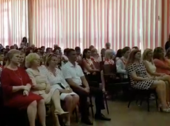 Выпускники Волжского станцевали праздничный вальс