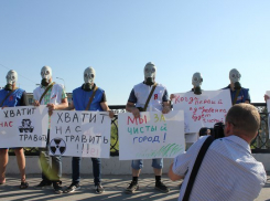Молодогвардейцы вышли на пикет против завода «Красный Октябрь» в противогазах