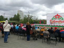 Сабантуй в Волжском: лучшему борцу на поясах подарили живого барана