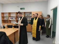 В Волжском освятили новую школу