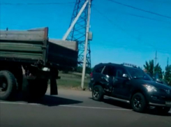 Дорогой внедорожник и грузовик не разъехались на перекрестке в Волжском