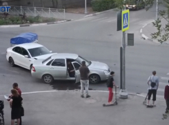 Перед пешеходным переходом не поделили дорогу два автомобиля в Волжском 