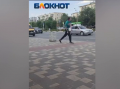 Бой с тенью сняли на видео: в Волжском неизвестный напугал прохожих на остановке