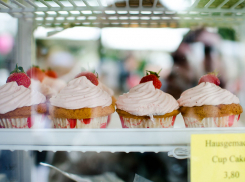Жителя области судили за покупку пирожных, наборов сладостей и спортивной куртки с чужой карты