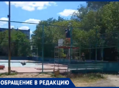 В Волжском детскую площадку сносят ради создания парковки для авто