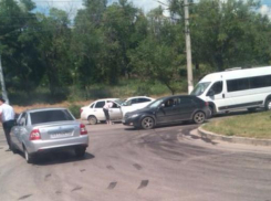 Волжская междугородняя маршрутка парализовала движение в центре Волгограда