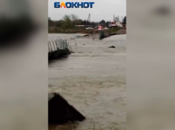 Жители изолированного поселка продолжают присылать видео утонувшего моста близ Волжского
