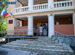 Женщина передавала взятки за справки об инвалидности под Волжским