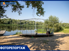 Подросток спрыгнул прямо под пантон: в Волжском на берегу озера Круглое перенесли беседку после несчастного случая