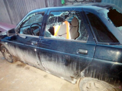 В области обиженный мужчина с битой избил автомобиль знакомых