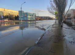 В Волжском улицу Оломоуцкую залило холодной водой
