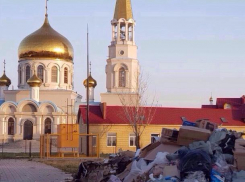Эверест из коробок и пакетов устроили бизнесмены рядом с магазином в Волжском