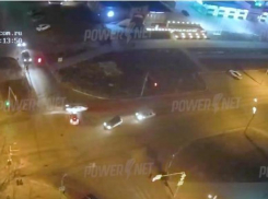 Улетел на обочину: ДТП на перекрестке в Волжском