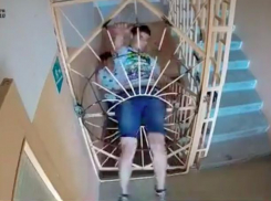 На видео попало, как подростки взламывают дверь на крышу многоэтажки в Волжском