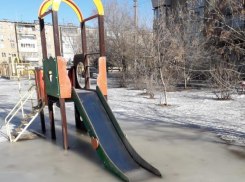 В Волжском «крылатые качели» сковало льдами
